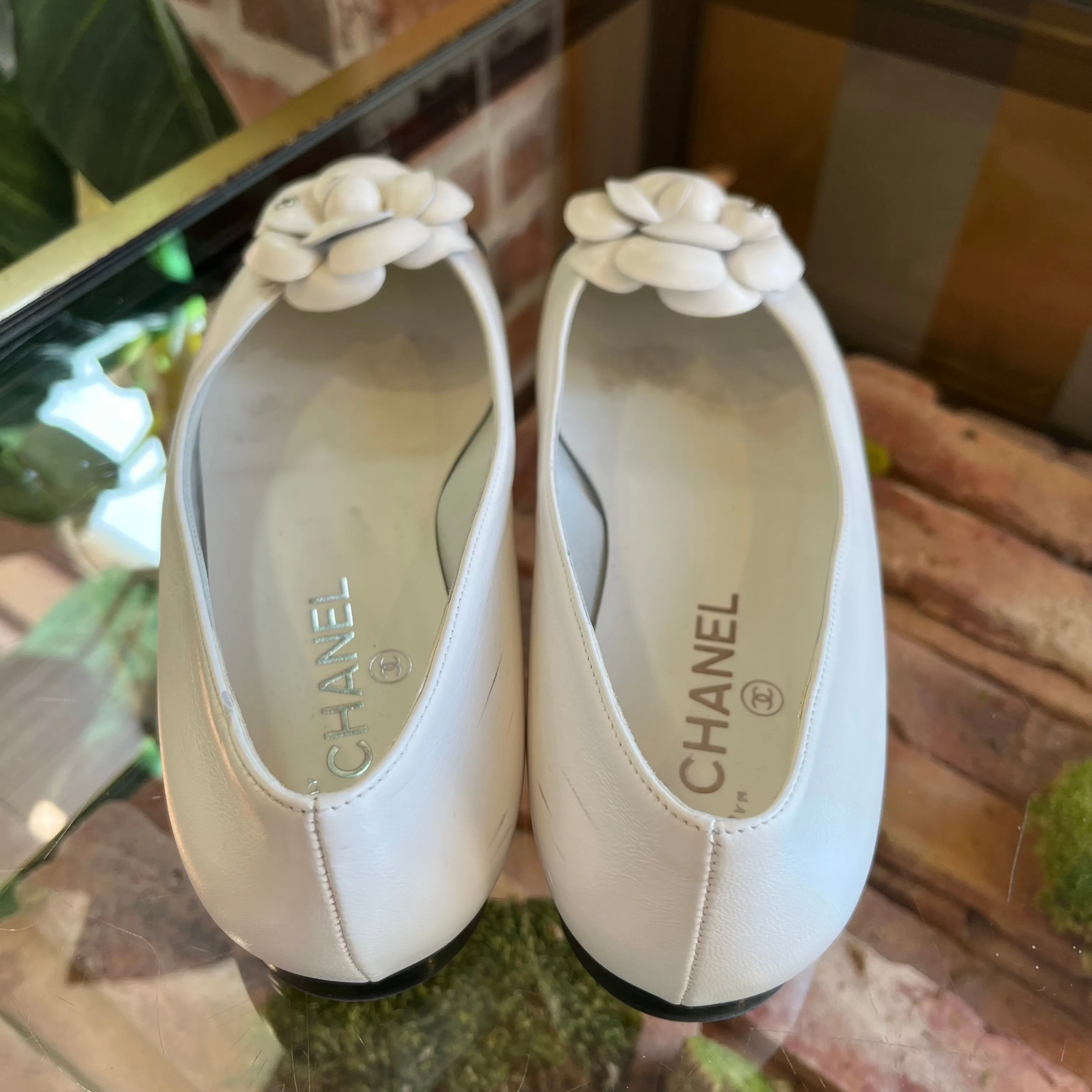CHANEL White Camelia Cap Toe Ballet Flats SZ 40C