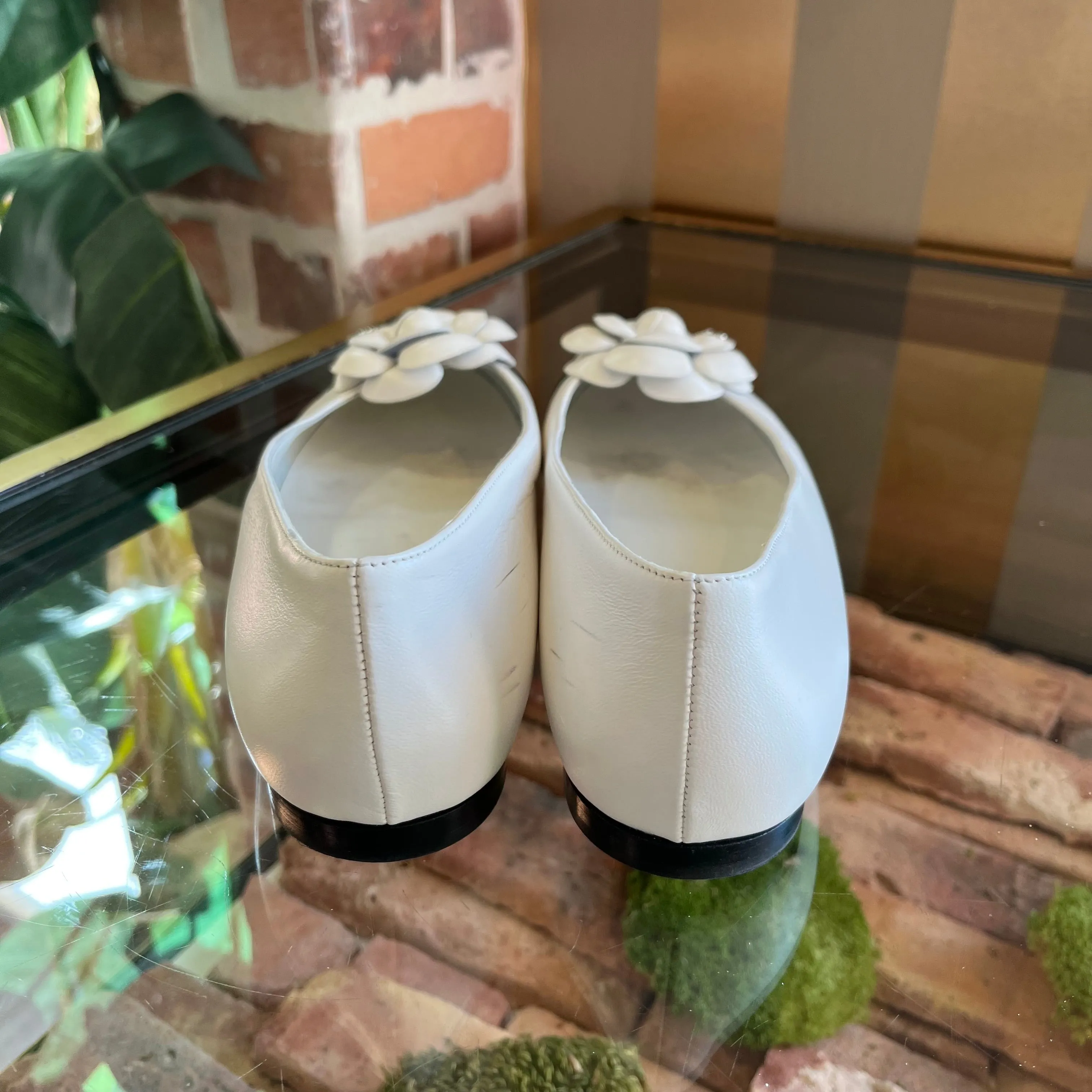 CHANEL White Camelia Cap Toe Ballet Flats SZ 40C