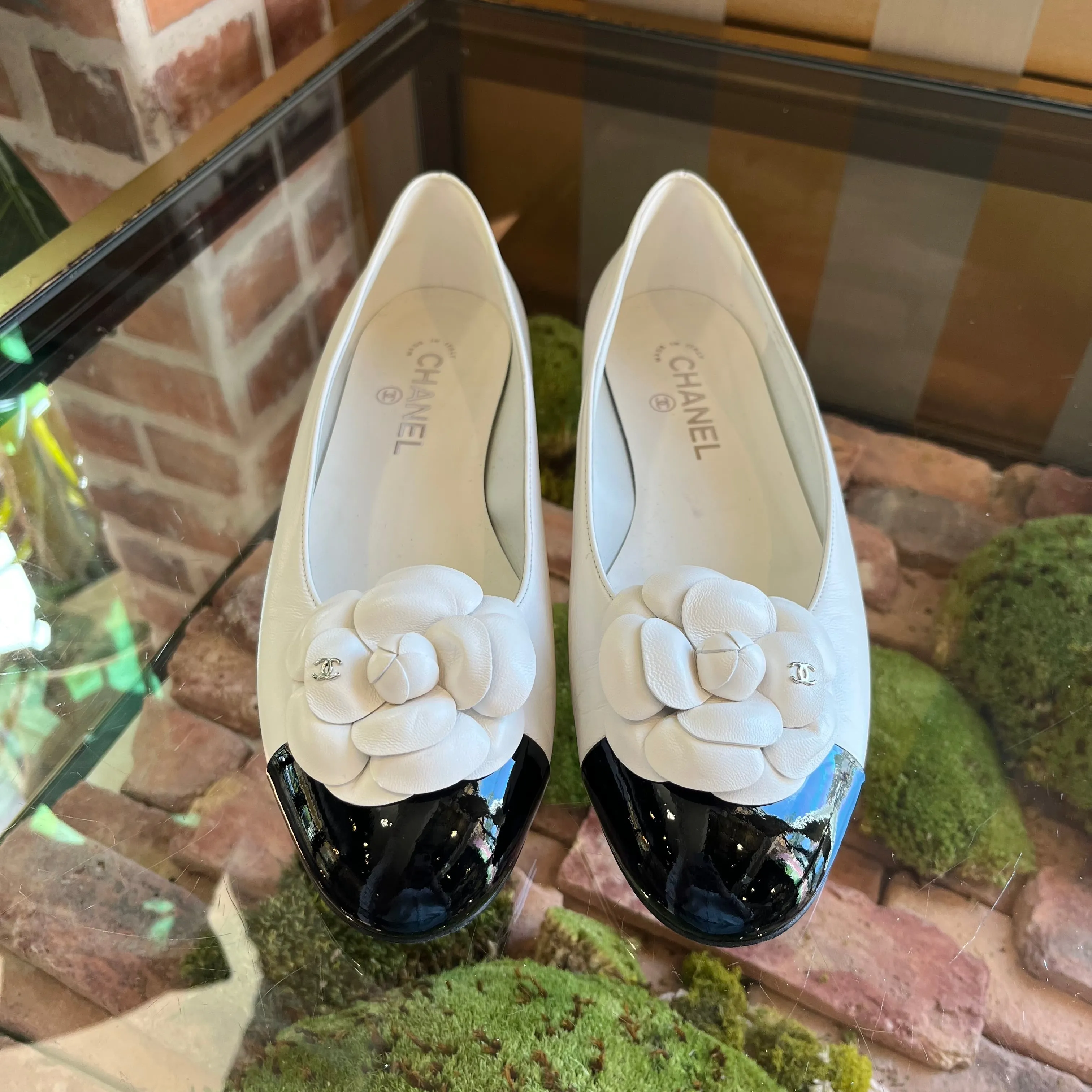 CHANEL White Camelia Cap Toe Ballet Flats SZ 40C